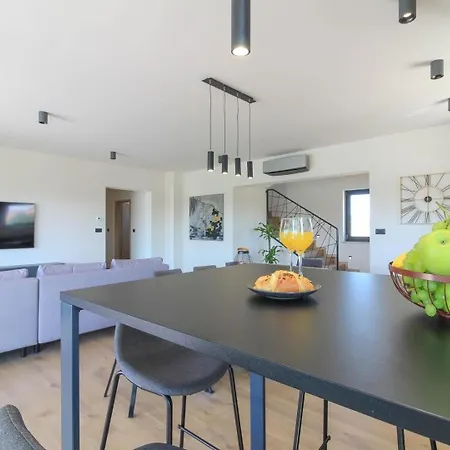 Mit Privatpool Fuer 8 Personen Ca 180 Qm In Loborika, Istrien Suedkueste Von Istrien Holiday home