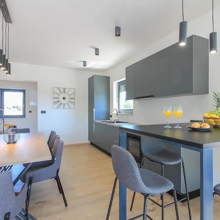 Holiday home Mit Privatpool Fuer 8 Personen Ca 180 Qm In Loborika, Istrien Suedkueste Von Istrien *