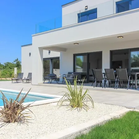 Mit Privatpool Fuer 8 Personen Ca 180 Qm In Loborika, Istrien Suedkueste Von Istrien Pula
