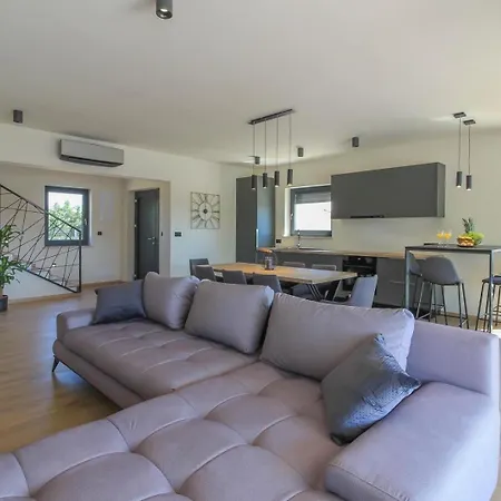 Mit Privatpool Fuer 8 Personen Ca 180 Qm In Loborika, Istrien Suedkueste Von Istrien