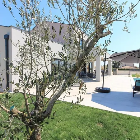Mit Privatpool Fuer 8 Personen Ca 180 Qm In Loborika, Istrien Suedkueste Von Istrien *